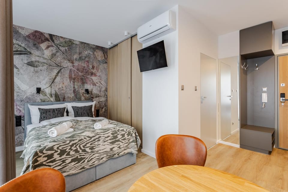 Bed, TV and multimedia, Bedroom, wardrobe, air conditioner