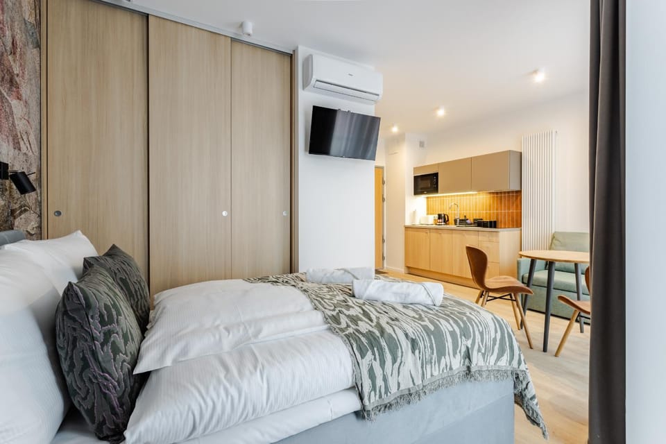 Bed, TV and multimedia, wardrobe