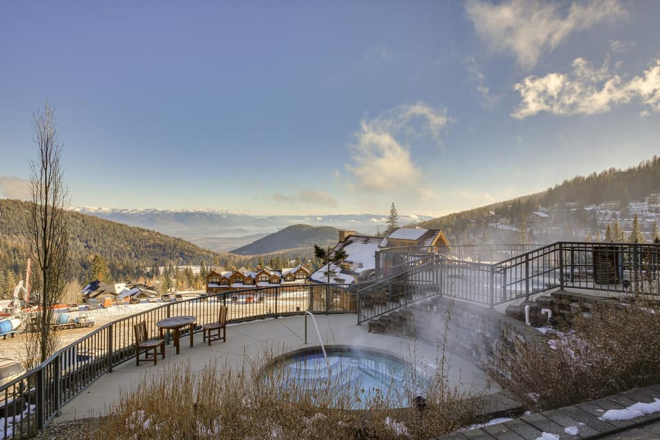 Luxe Schweitzer Condo w/ Hot Tub: Ski-In/Ski-Out! House in Idaho