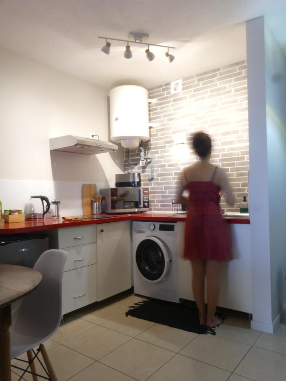 Kitchen or kitchenette, minibar, stove, washing machine
