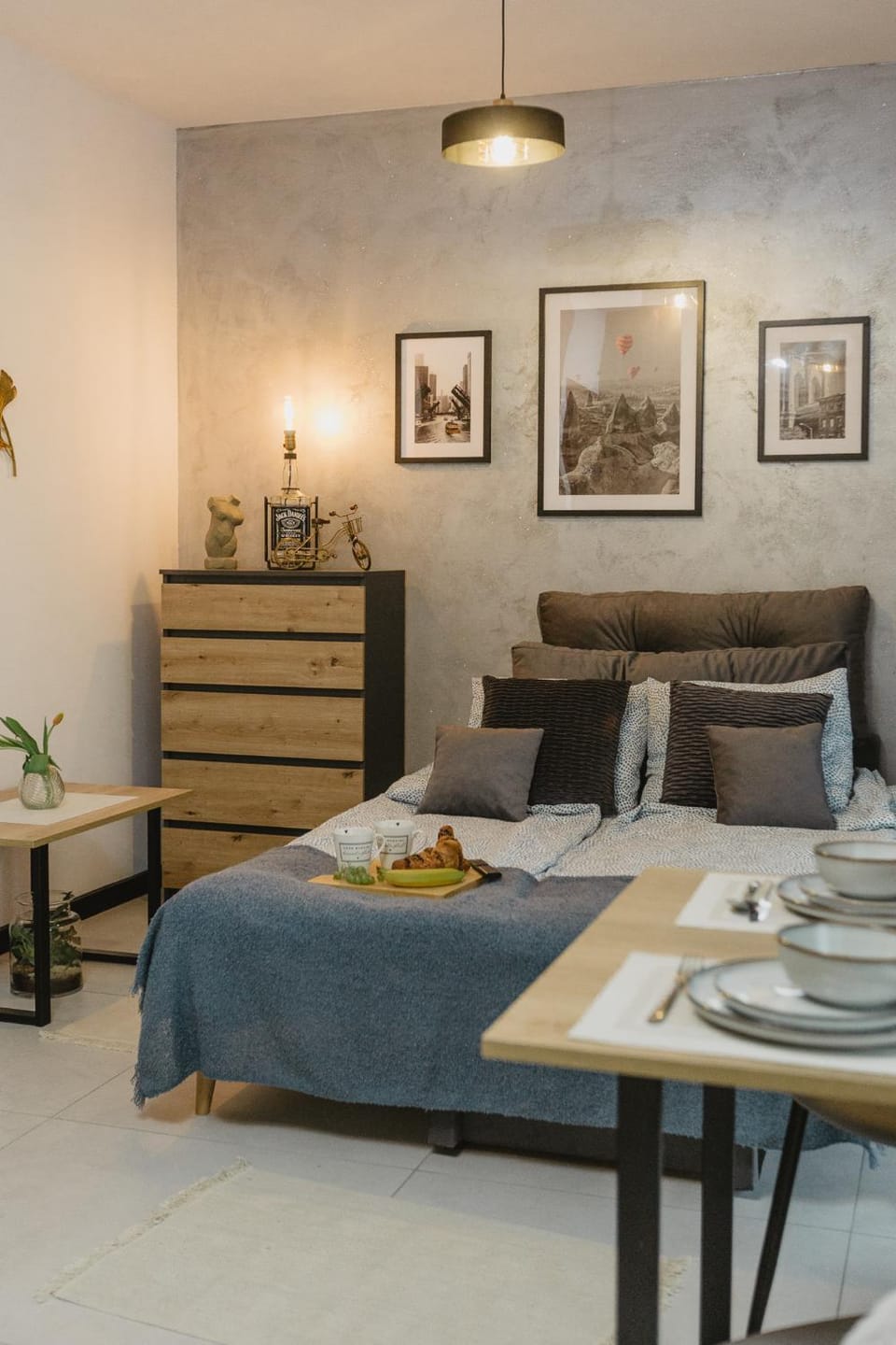 Bed, Living room, Photo of the whole room, Seating area, Dining area, Bedroom