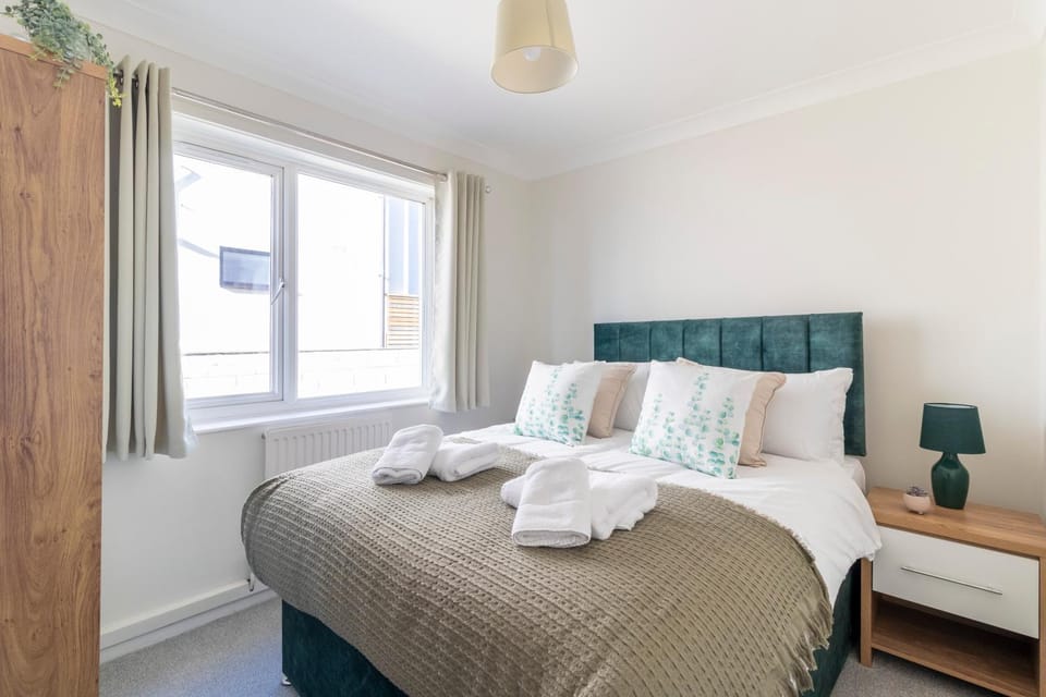 Amazing Sea View 2 bedroom Sleeps 6 - Free Parking Apartment in Bournemouth