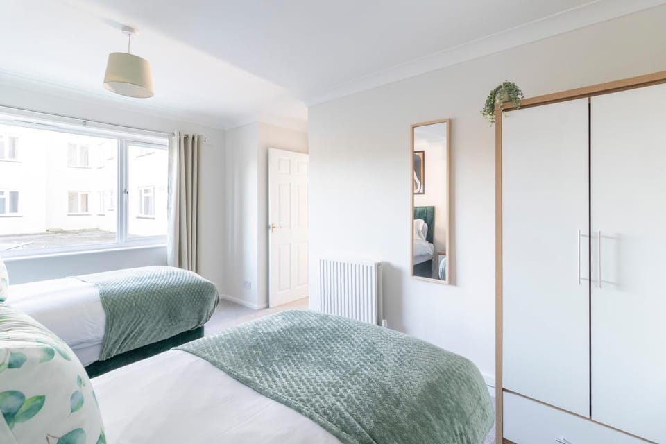Amazing Sea View 2 bedroom Sleeps 6 - Free Parking Apartment in Bournemouth