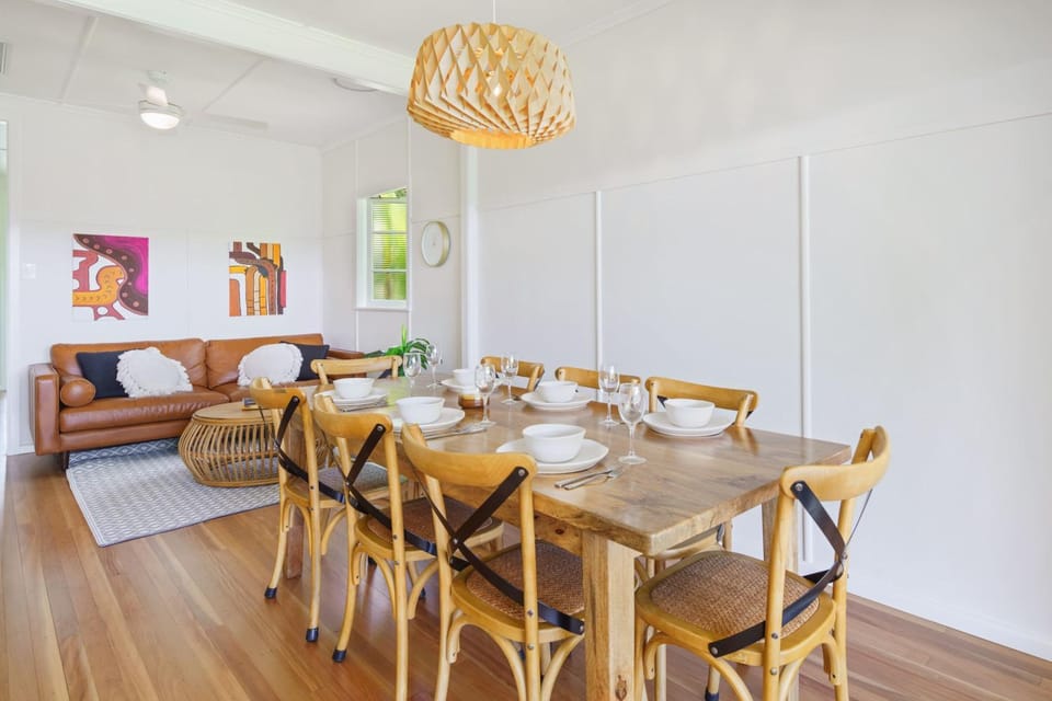 Living room, Food and drinks, Seating area, Dining area