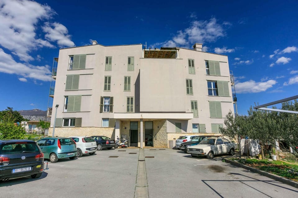 Property building, Summer, Parking