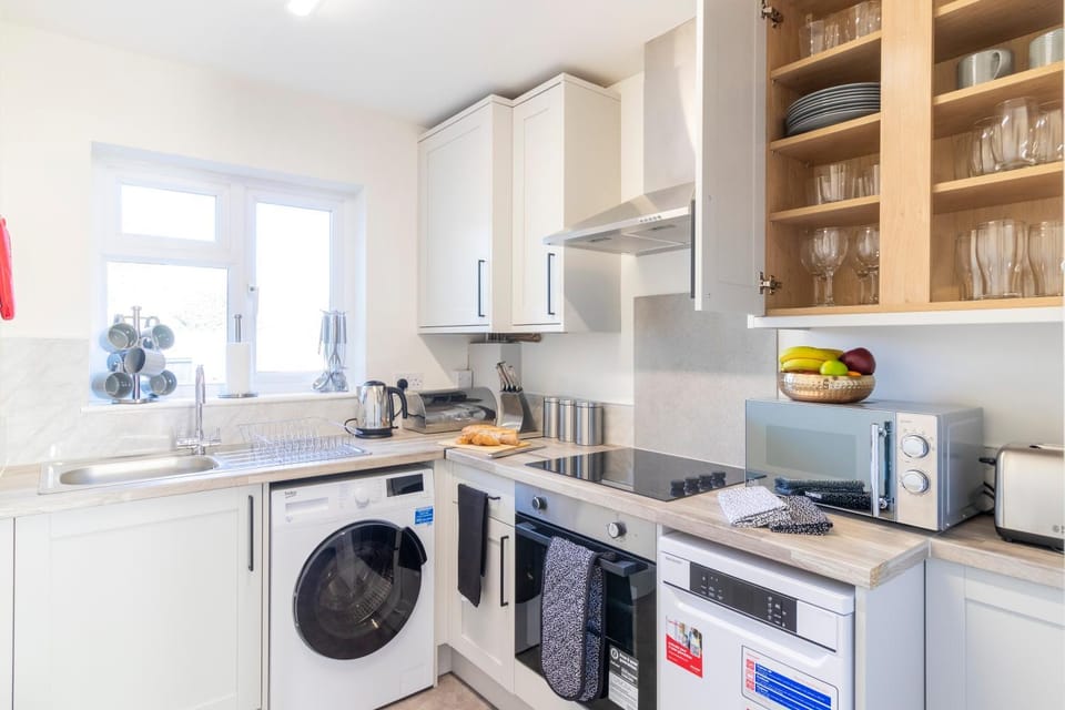 Stunning Sea View 2 bedroom Sleeps 6- Free Parking Apartment in Bournemouth