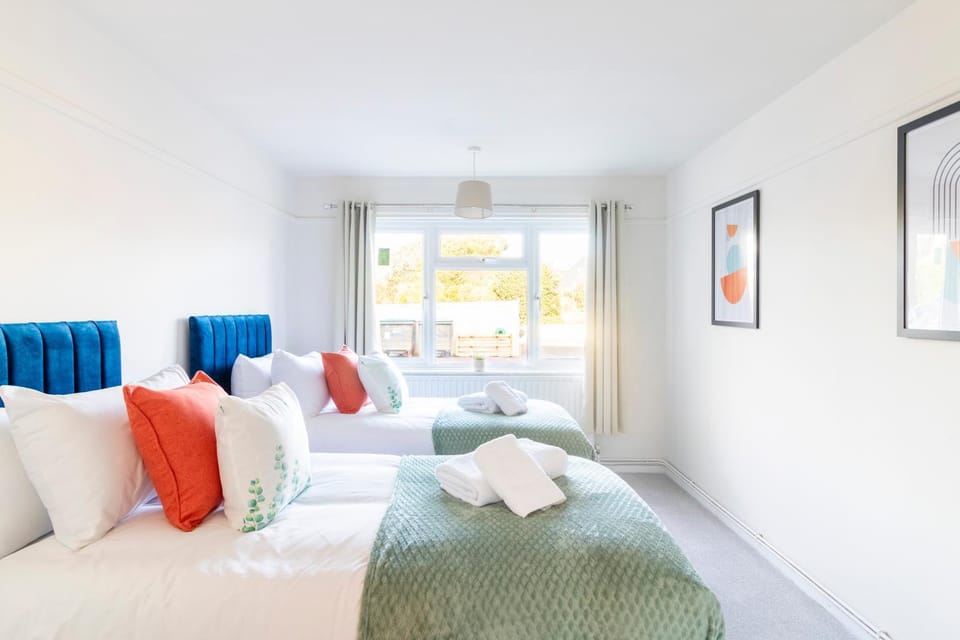 Stunning Sea View 2 bedroom Sleeps 6- Free Parking Apartment in Bournemouth