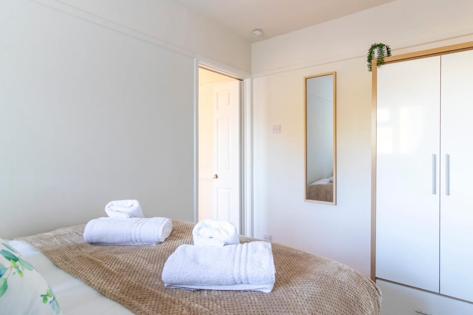 Stunning Sea View 2 bedroom Sleeps 6- Free Parking Apartment in Bournemouth