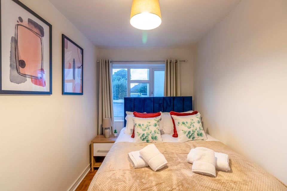 Beautiful Sea View 2 bedroom Sleeps 6-Free Parking Apartment in Bournemouth