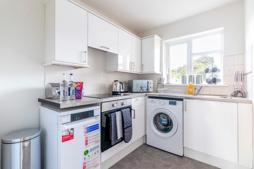 Beautiful Sea View 2 bedroom Sleeps 6-Free Parking Apartment in Bournemouth