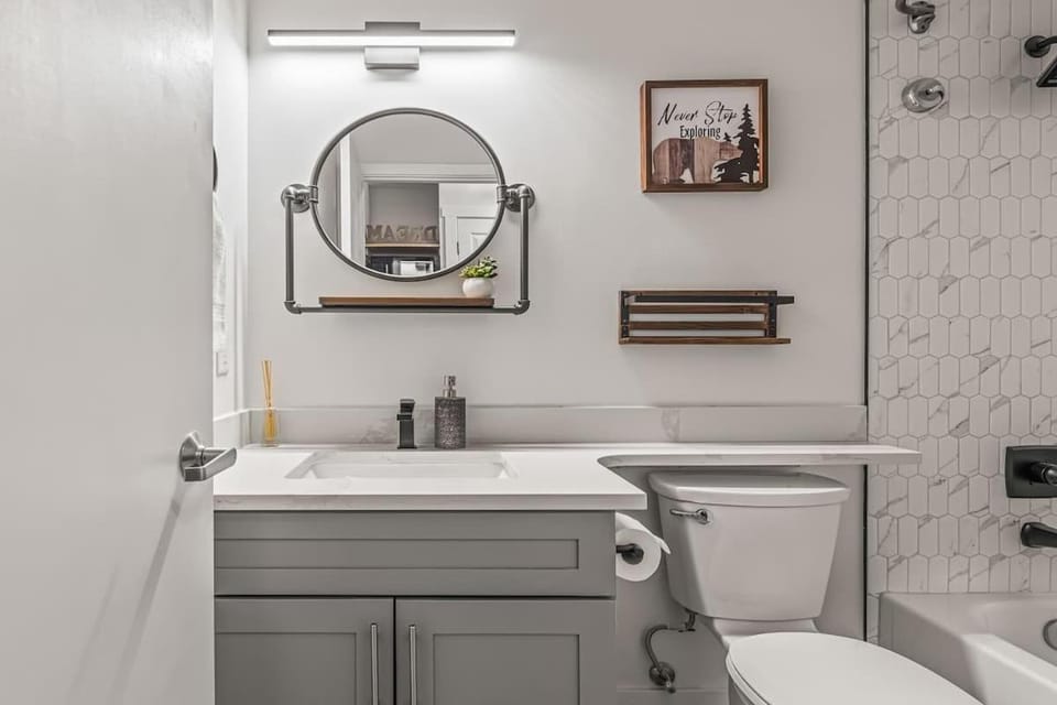 W118 NEW! Central Canmore- Light Industrial Hotel Room House in Canmore
