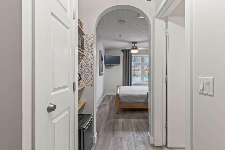 W118 NEW! Central Canmore- Light Industrial Hotel Room House in Canmore
