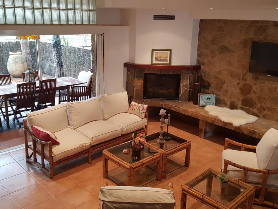 Villa élégante à Platja d'Aro près de la plage, climatisée avec terrasse et proche des boutiques et restaurants - ES-209-35 House in Platja d'Aro