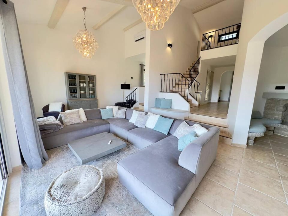 Villa moderne 6 CH pour 12 avec piscine privée, clim et parking aux Issambres - FR-1-768-24 Villa in Sainte-Maxime