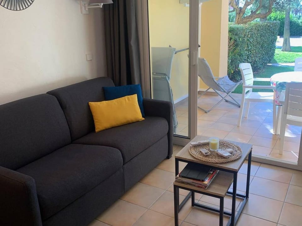 Appartement T2 climatisé avec piscine, proche plage, port, commerces et parking privé - FR-1-768-15 Apartment in Roquebrune-sur-Argens