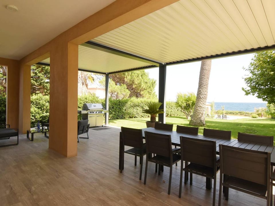 Villa pieds dans l'eau pour 10 personnes avec piscine, clim et Wi-Fi - FR-1-768-27 Villa in Roquebrune-sur-Argens