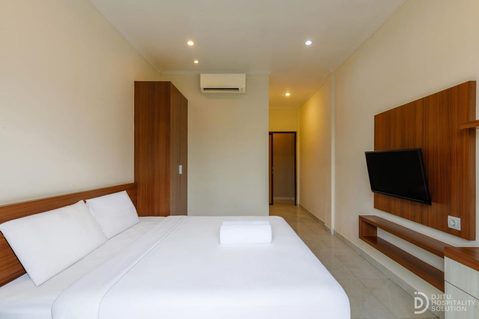 Bed, TV and multimedia, Bedroom, wardrobe