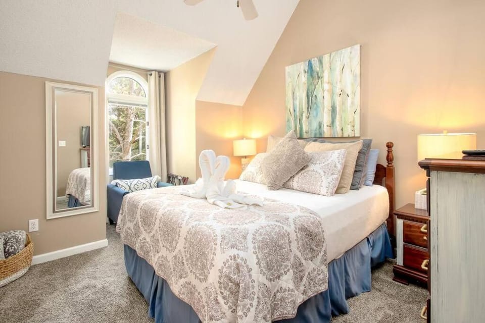 2MBR/2.5BA, easy access, hot tub, firepit, arcade. jacuzzi Chalet in Pigeon Forge