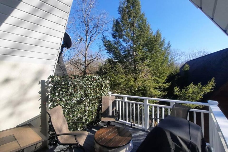 2MBR/2.5BA, easy access, hot tub, firepit, arcade. jacuzzi Chalet in Pigeon Forge