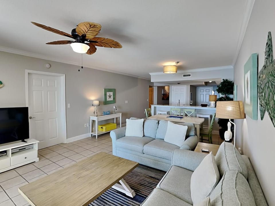TV and multimedia, Kitchen or kitchenette, Living room, Seating area, Dining area, furniture, air conditioner