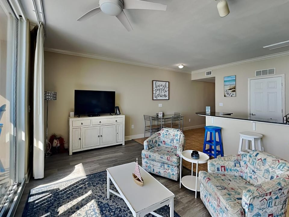TV and multimedia, Living room, Seating area, Dining area, furniture, air conditioner