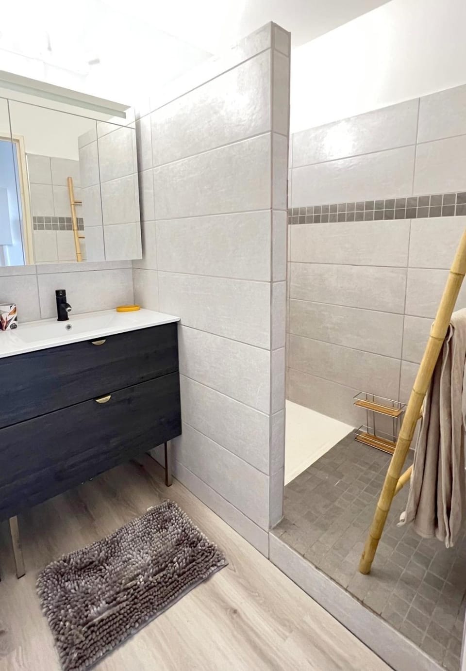 Shower, towels