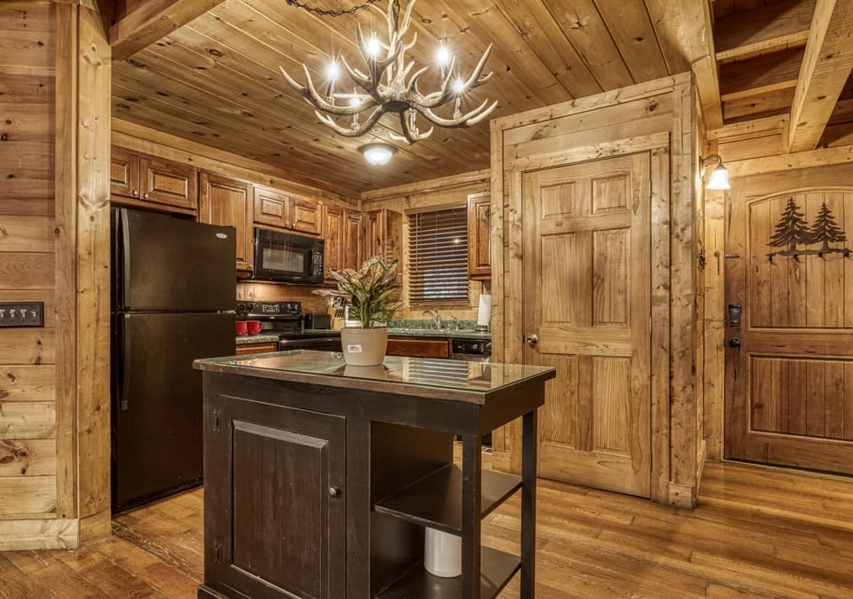 Bridgewood Cabin, Hot Tub, FREE Attraction tickets, WIFI!!! Cabin in Sevierville