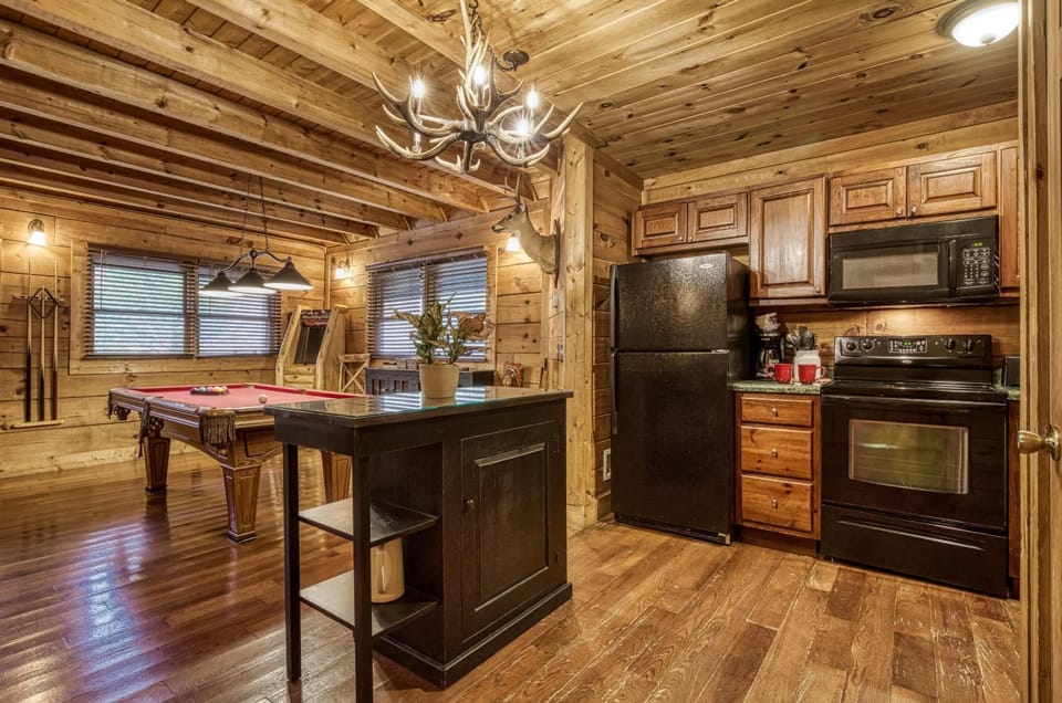 Bridgewood Cabin, Hot Tub, FREE Attraction tickets, WIFI!!! Cabin in Sevierville