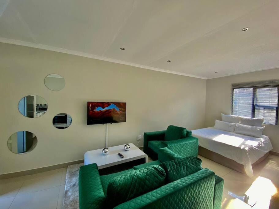 Little paradise spacious -3min 2N1-20/MBSWiFi(11) Apartment in Sandton