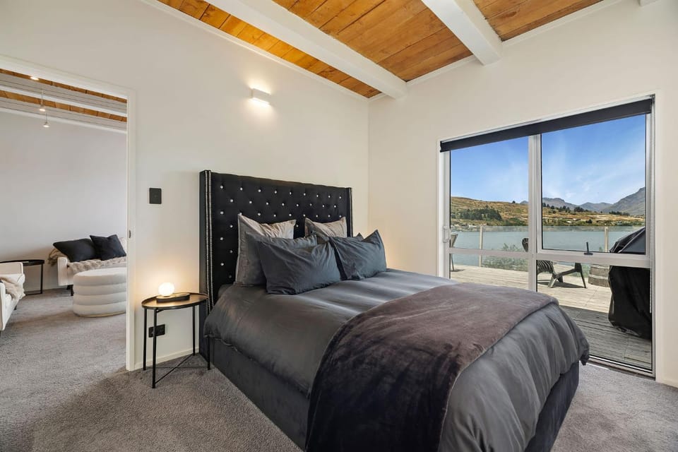 Bed, Bedroom, Lake view, Lake view