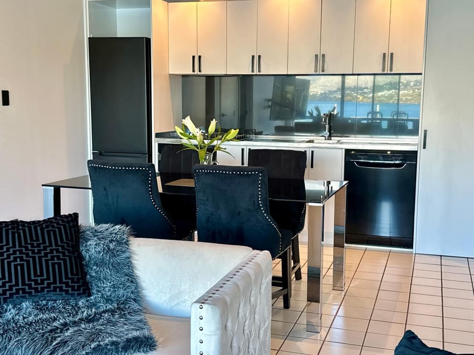 Kitchen or kitchenette, Dining area, oven, stove