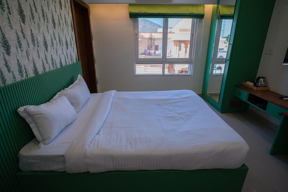 Photo of the whole room, Bedroom