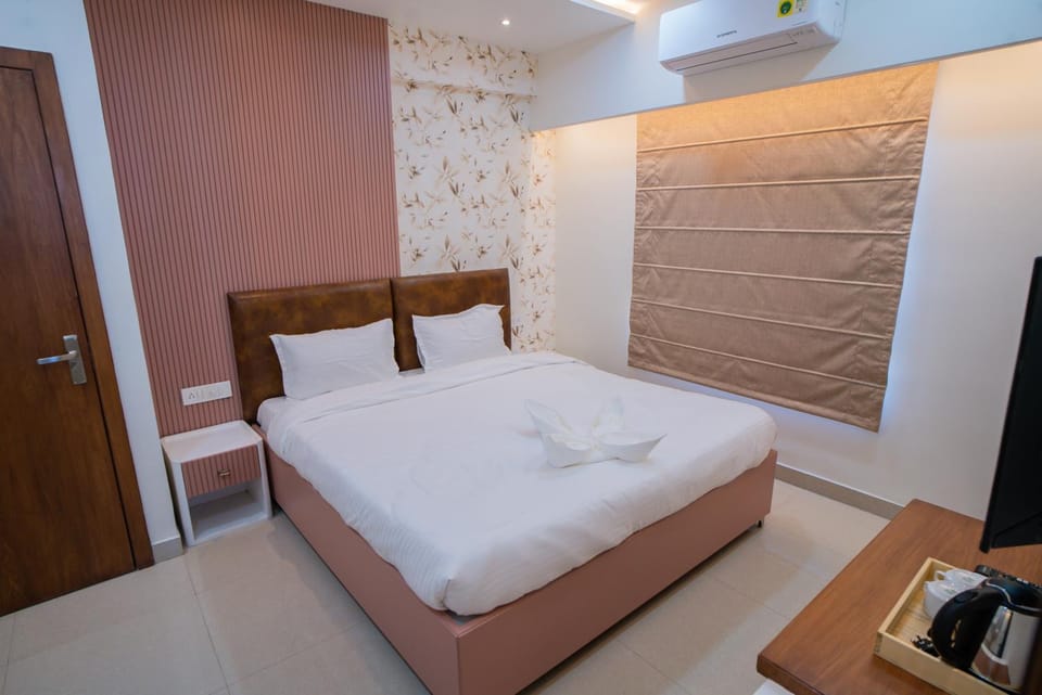 Photo of the whole room, Bedroom, wardrobe