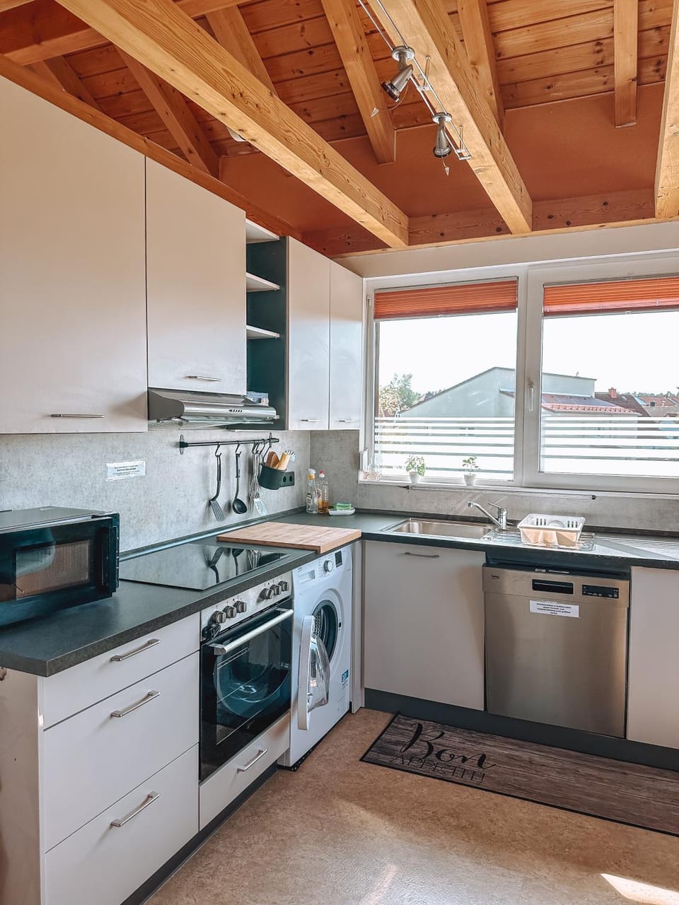 Kitchen or kitchenette, dishwasher, oven, washing machine