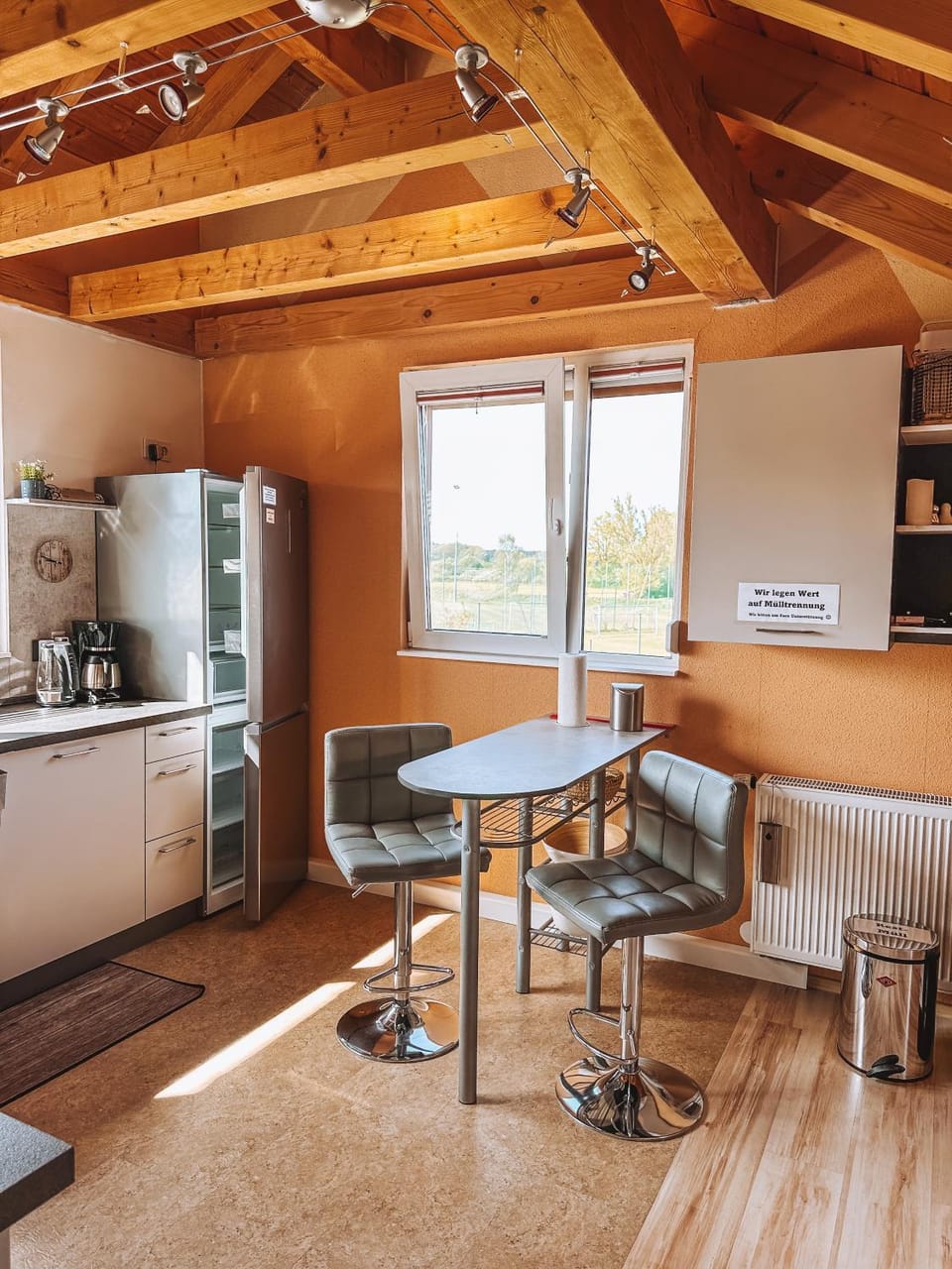 Kitchen or kitchenette, minibar