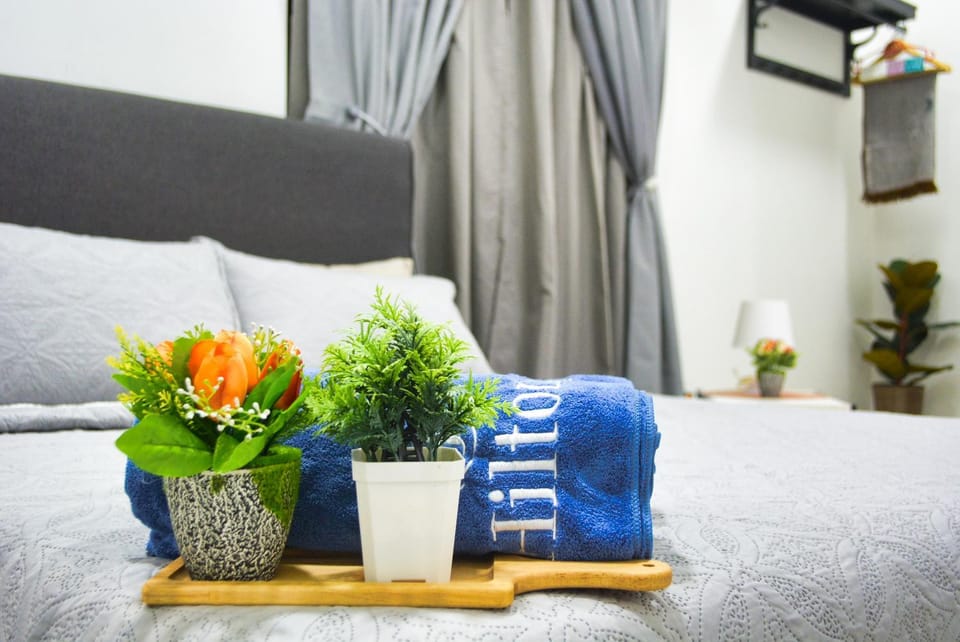 Bed, Bedroom, towels