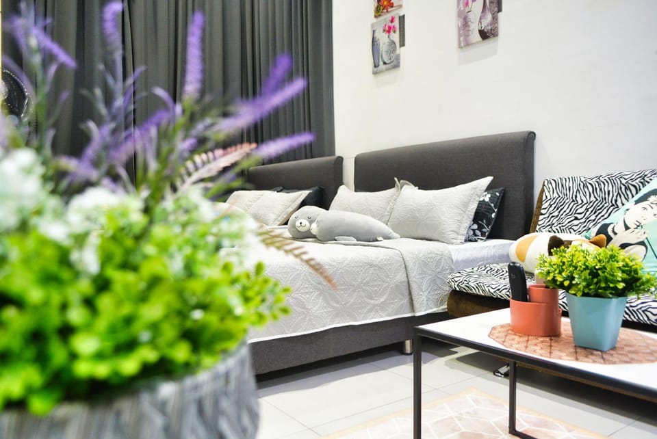 Bed, Living room, Photo of the whole room, Seating area, Bedroom