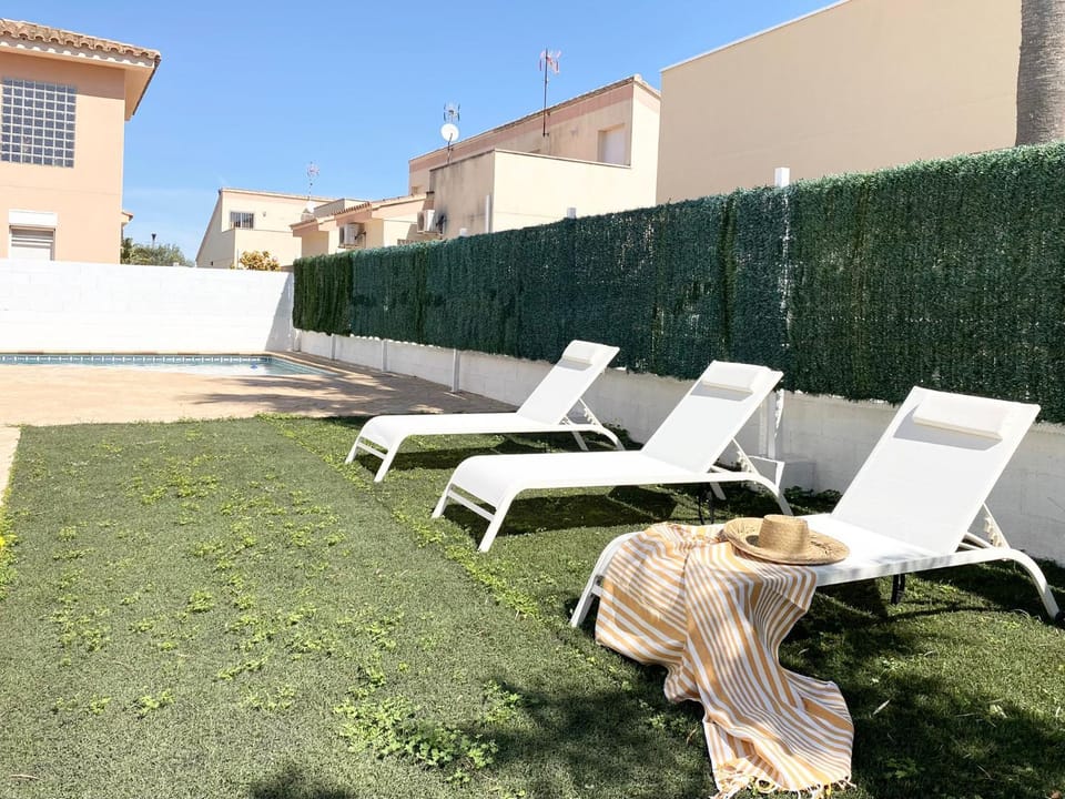 Swimming pool, sunbed
