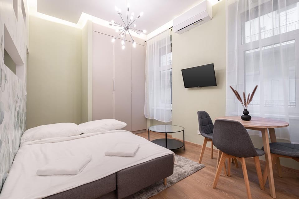 Bed, TV and multimedia, View (from property/room), Photo of the whole room, Seating area, Bedroom, towels, air conditioner