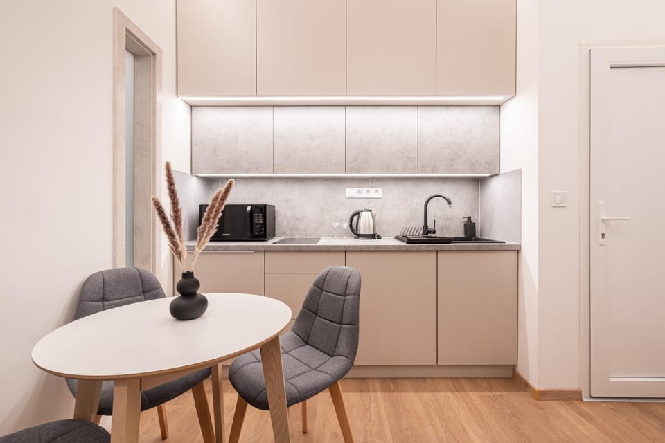 Coffee/tea facilities, Kitchen or kitchenette, Living room, Seating area, Dining area, minibar, stove, toaster