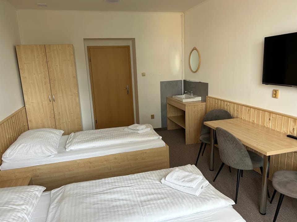 Bed, TV and multimedia, Photo of the whole room, Evening entertainment, Bedroom, hair dresser, wardrobe