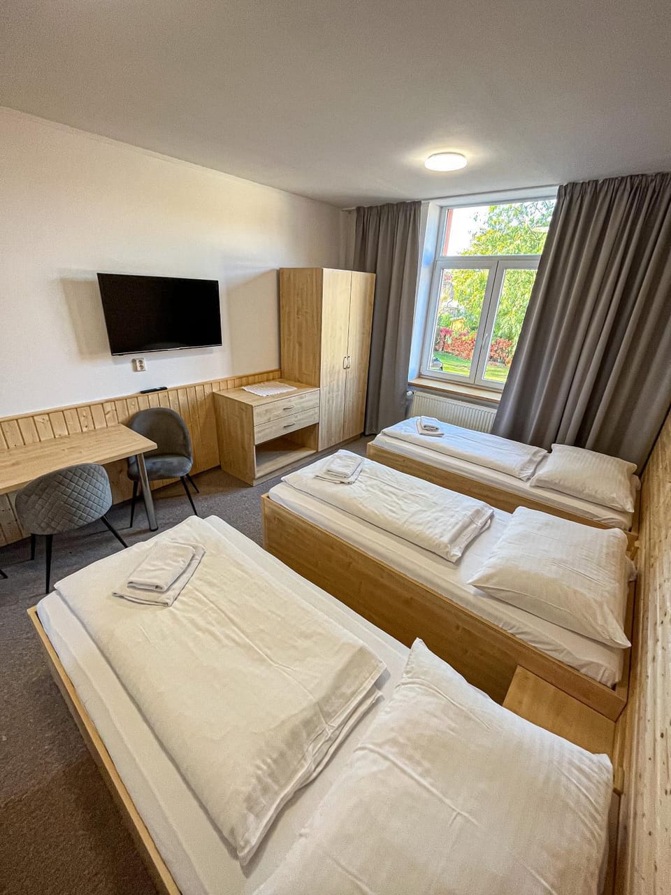Bed, TV and multimedia, Seating area, Bedroom, wardrobe