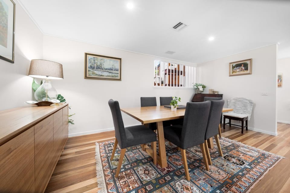 Gorgeous 2-Bed Townhouse with Patio, BBQ & Parking House in Canberra