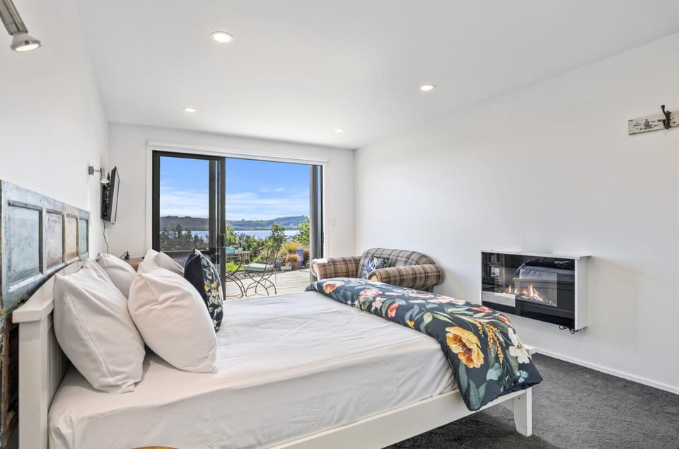 Bedroom, Lake view, flat iron