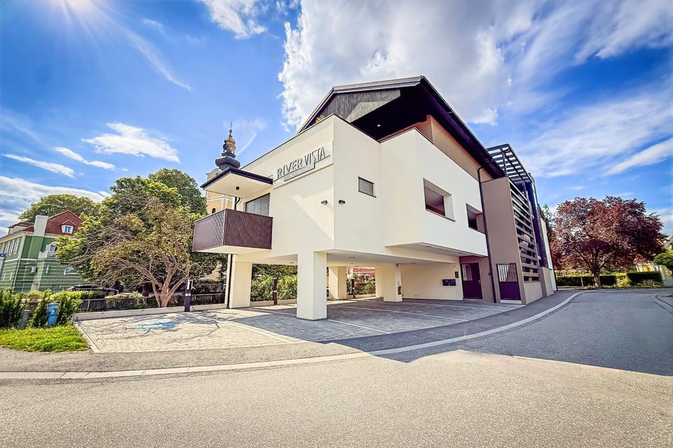Property building, Facade/entrance, Balcony/Terrace, Balcony/Terrace