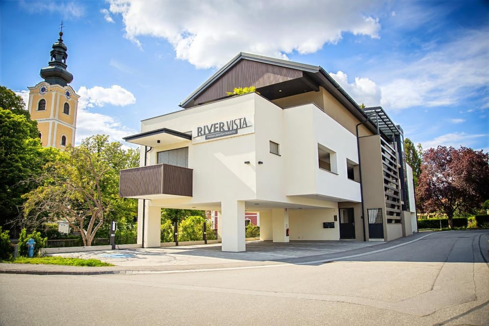 Property building, Facade/entrance, Balcony/Terrace, Balcony/Terrace