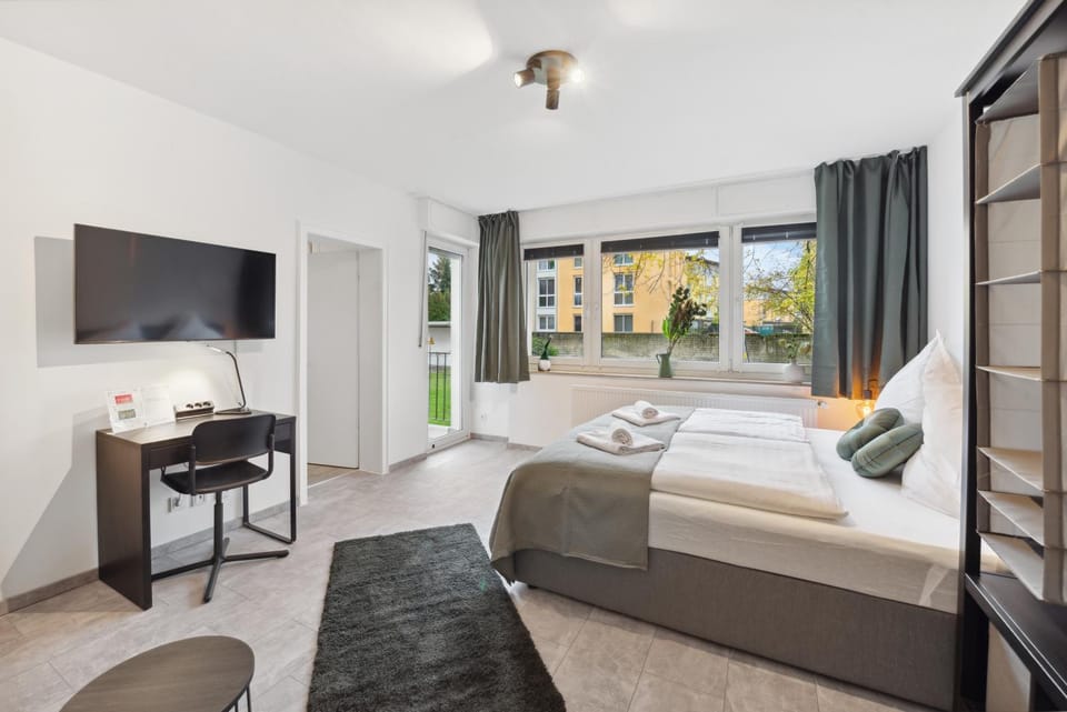 Bed, TV and multimedia, Living room, Photo of the whole room, Evening entertainment, Bedroom