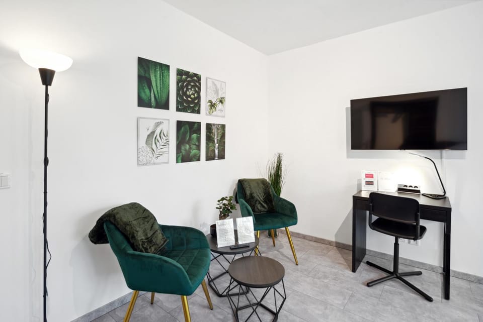 TV and multimedia, Living room, Seating area, Evening entertainment, Bedroom, hair dresser