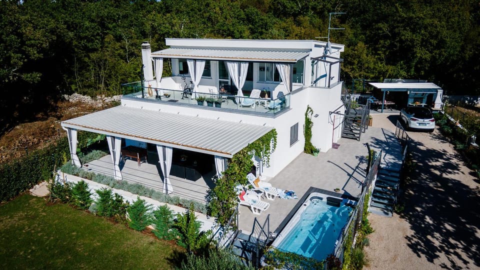 Property building, Pool view, Parking