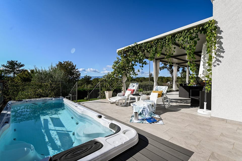 Day, Garden, Hot Tub, Garden view, Pool view, Swimming pool, sunbed